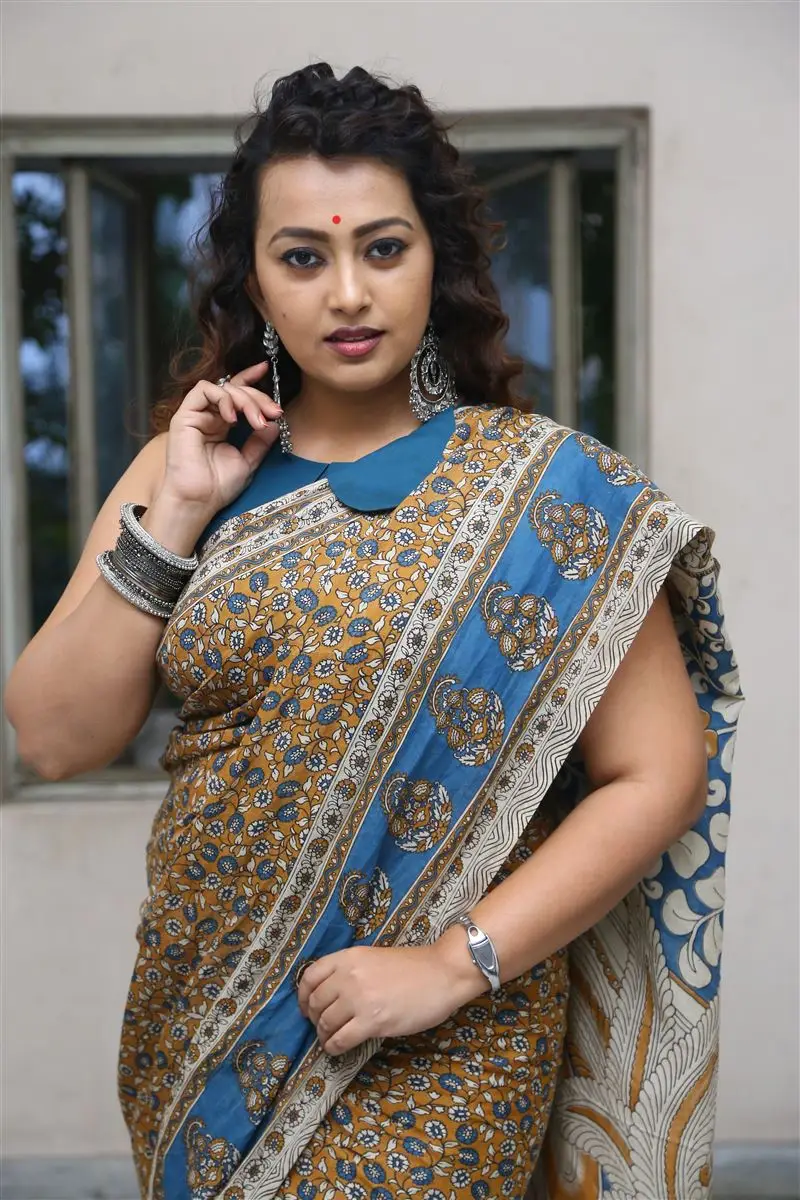 Ester Noronha In Green Saree Blue Sleeveless Blouse